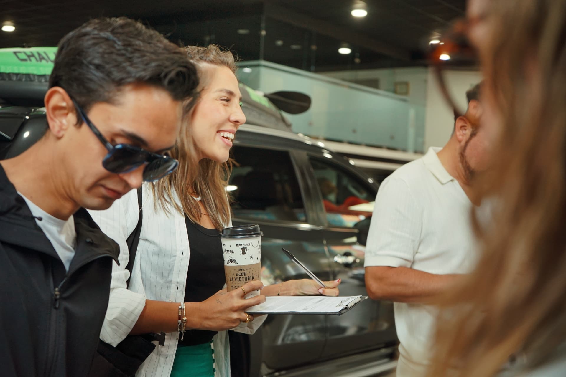 Invitados registrándose con café de bienvenida
