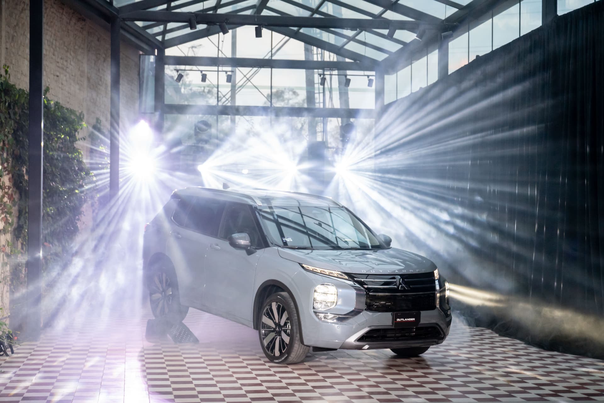 Develación del Outlander 2026 entre luces y humo