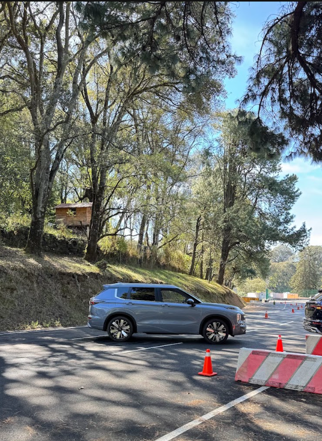 Outlander 2026 gris entre el bosque del circuito