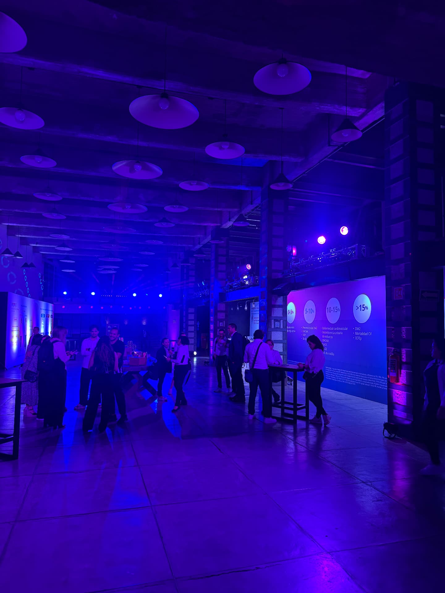 Wegovy — área de networking iluminada en azul