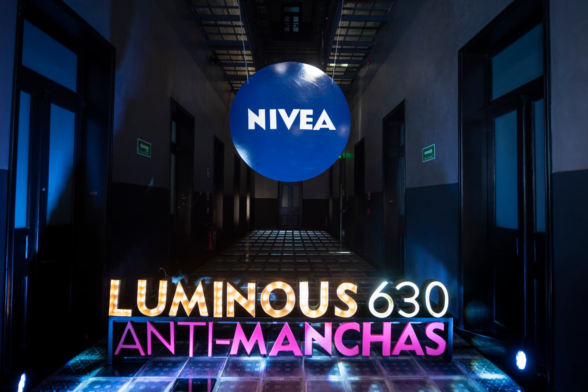 Nivea — pasillo con esfera Nivea