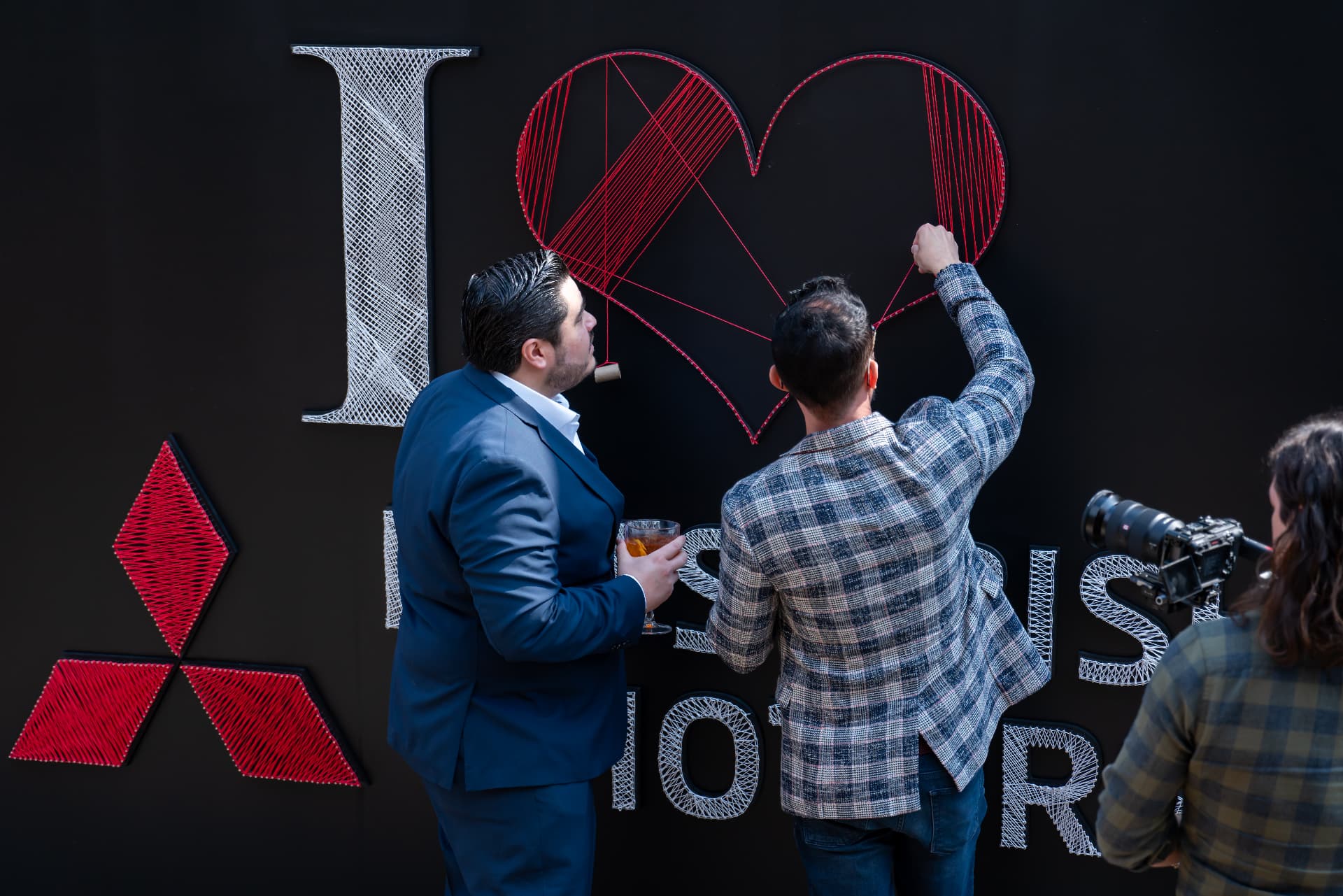 Invitados tejiendo el mural I ♥ Mitsubishi Motors