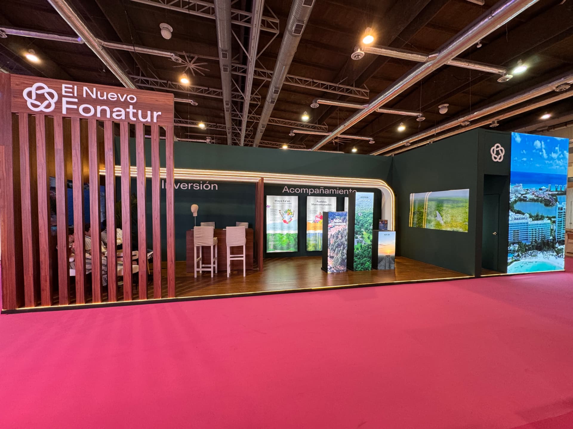 Perspectiva amplia del stand Fonatur
