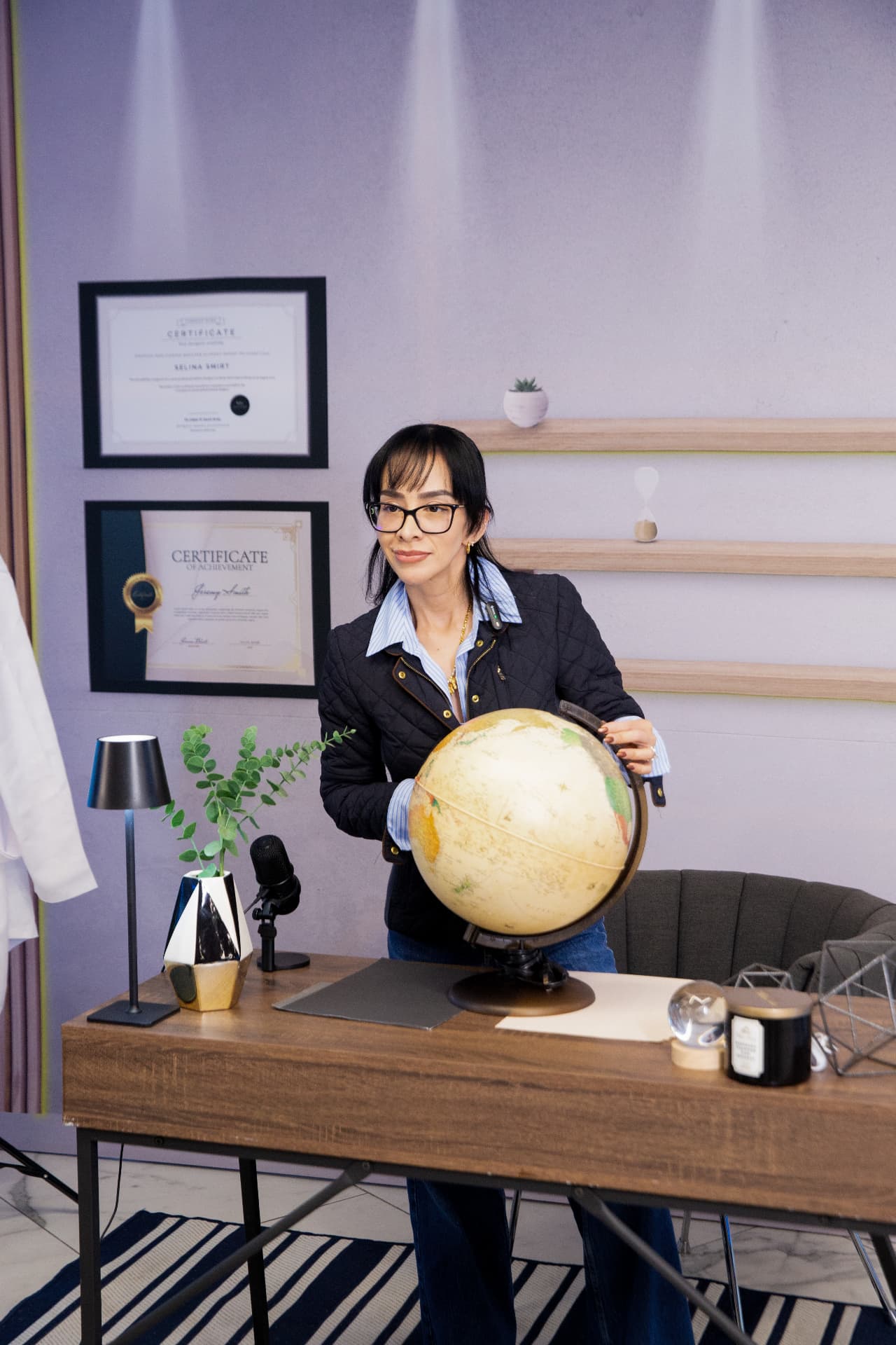 Ponente con globo terráqueo en el set de consultorio