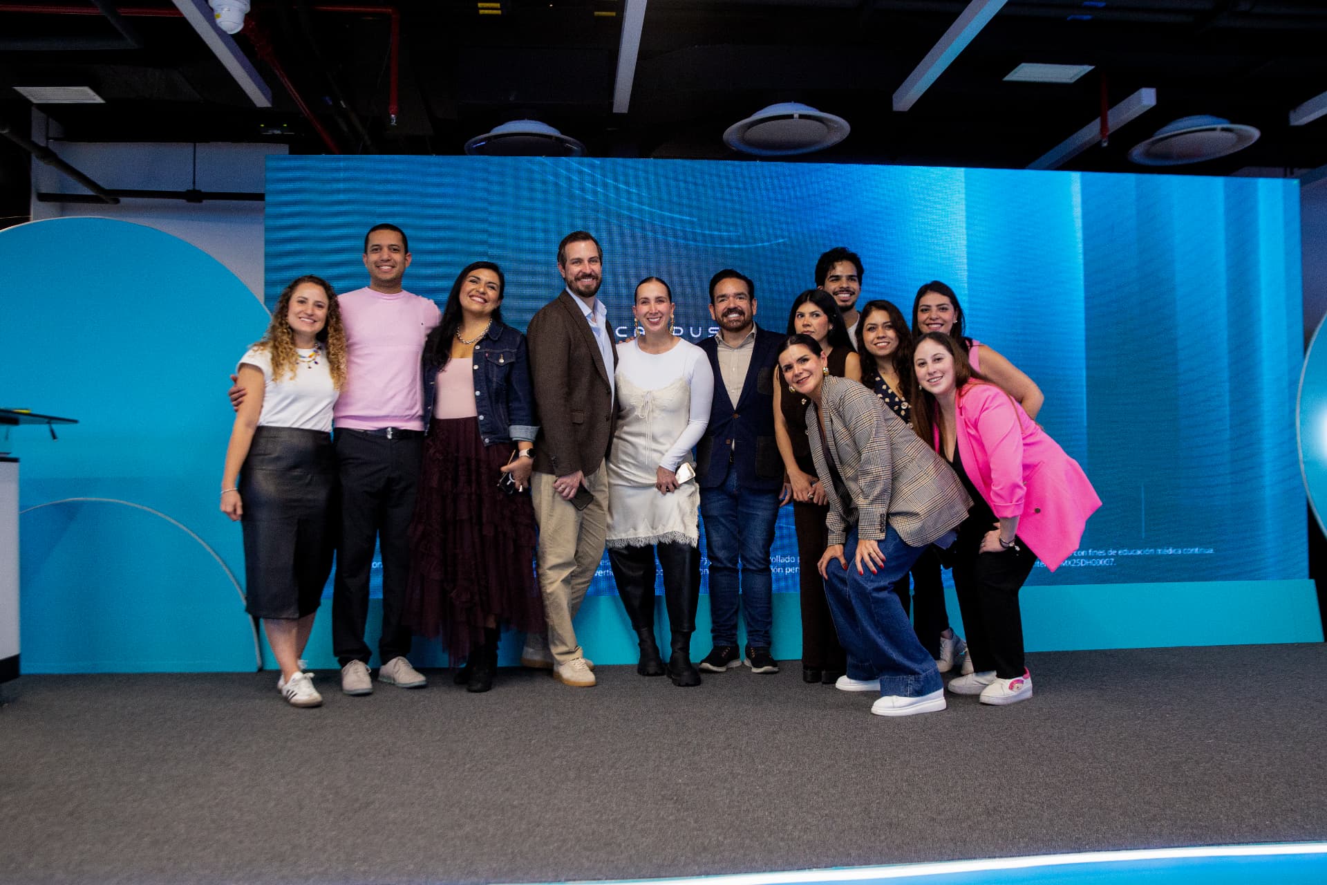 Equipo Campus Novo frente al backdrop LED