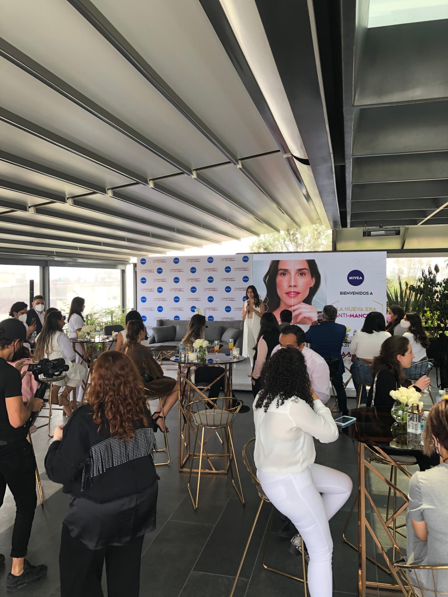Nivea — invitados durante la charla