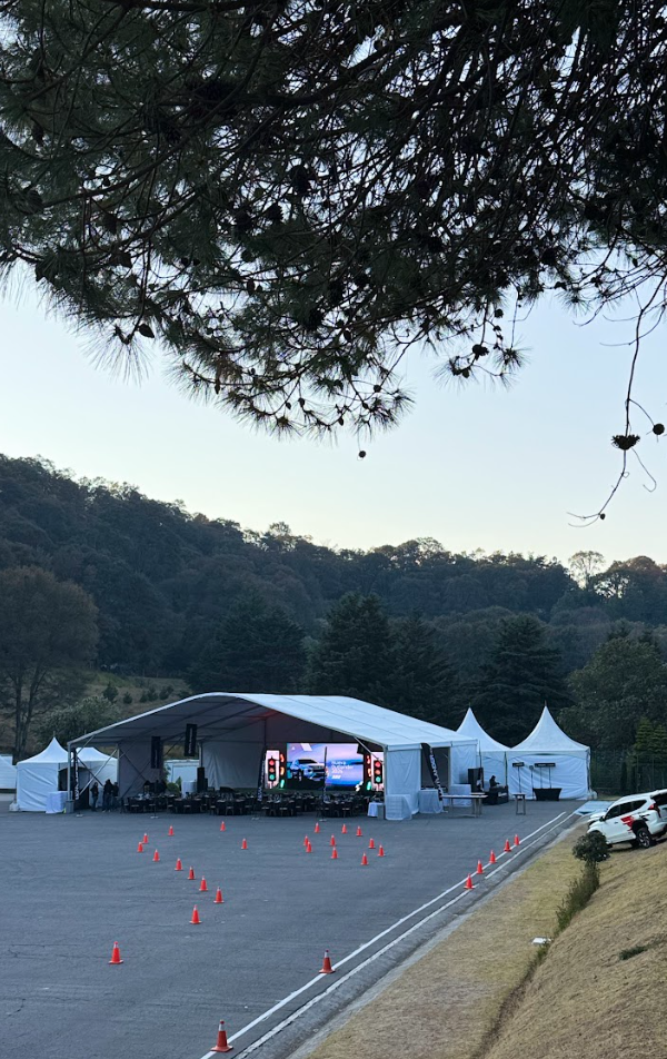 Vista general de la carpa y el circuito al amanecer