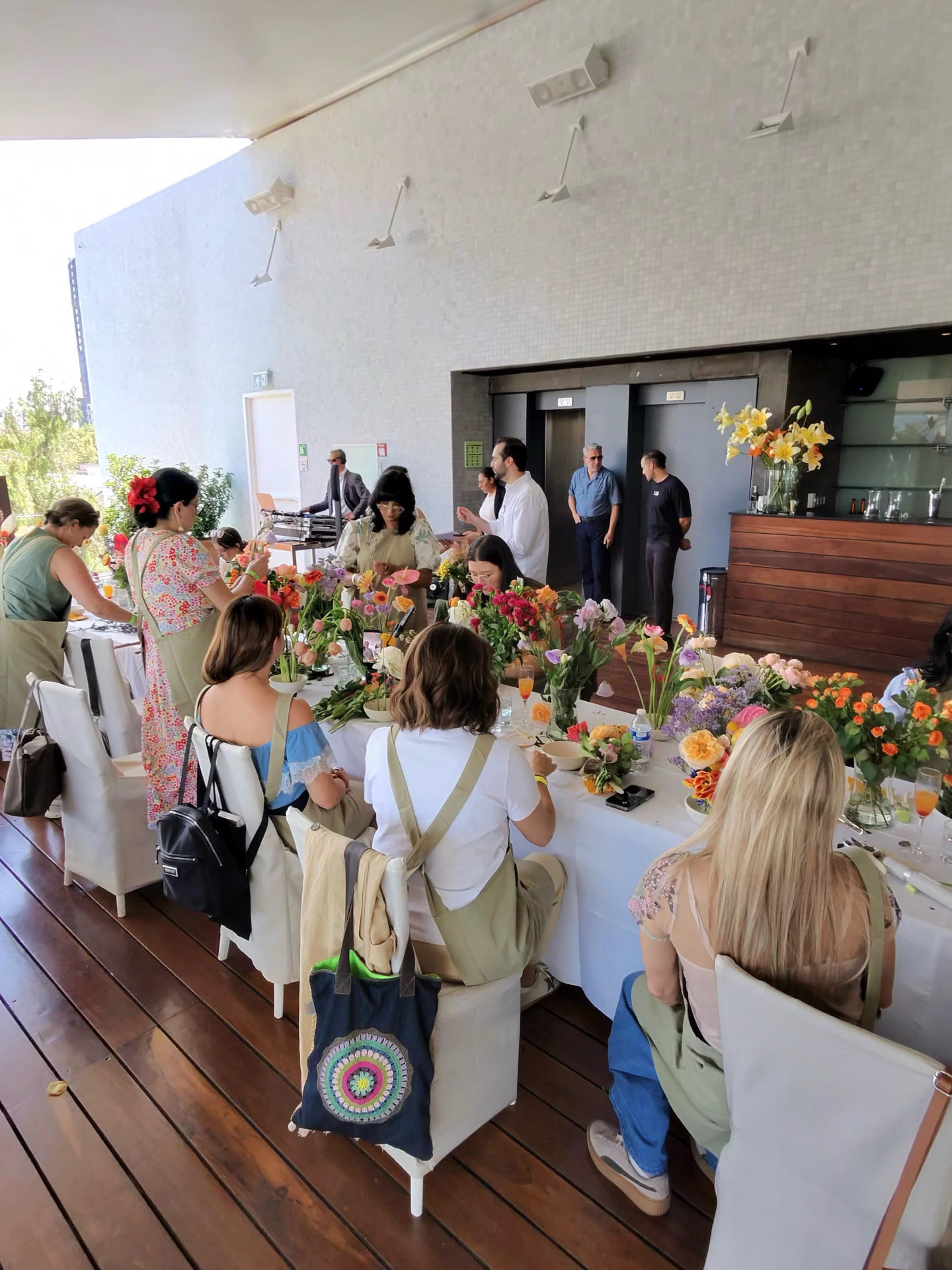 Taller de arreglos florales en la terraza