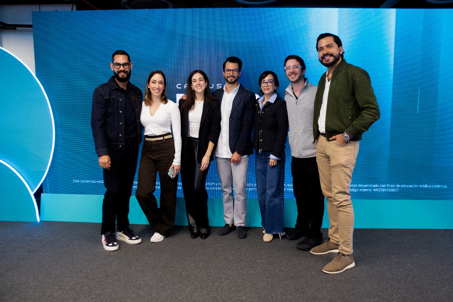 Invitados posando frente a la pantalla Campus Novo