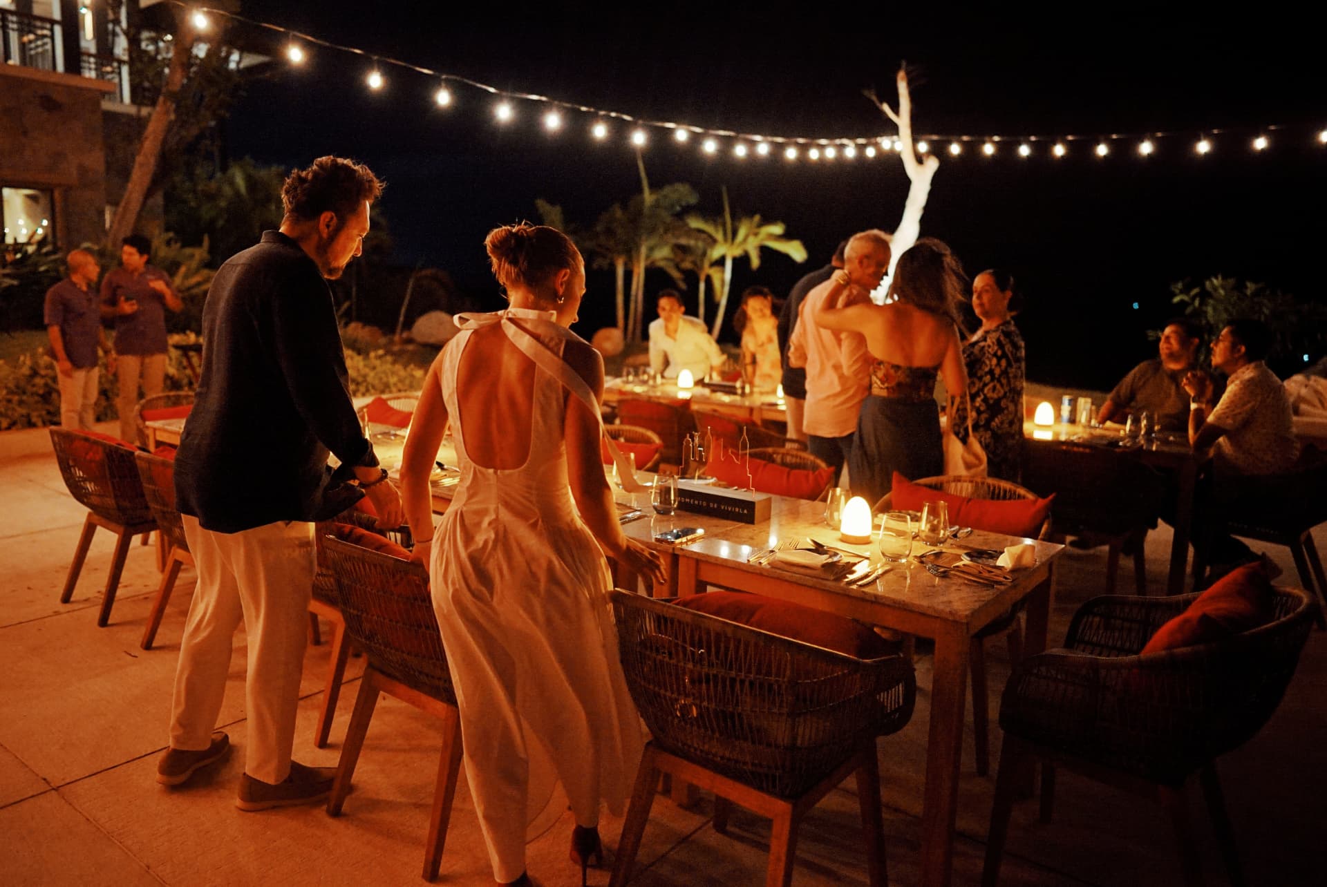 Ambiente nocturno de la cena de lanzamiento