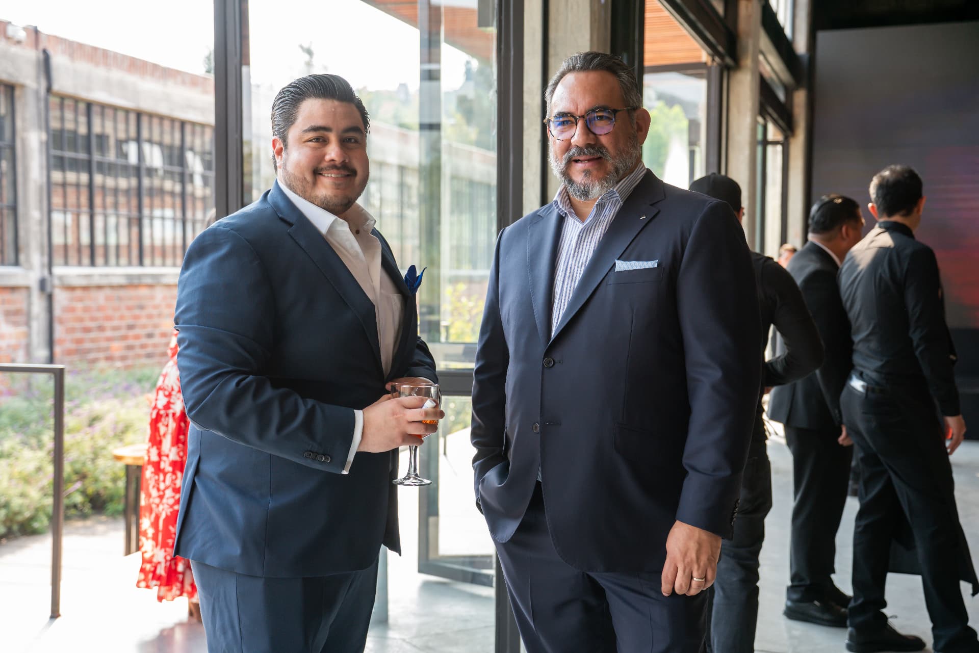 Invitados a la llegada de la comida con prensa