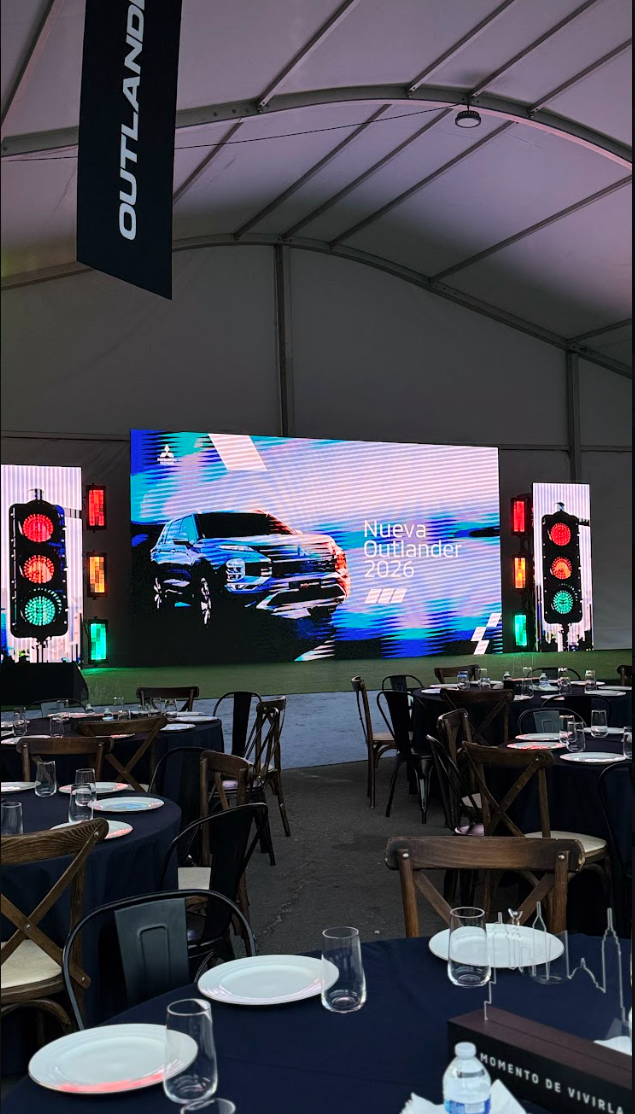 Montaje de comedor frente a la pantalla LED Outlander