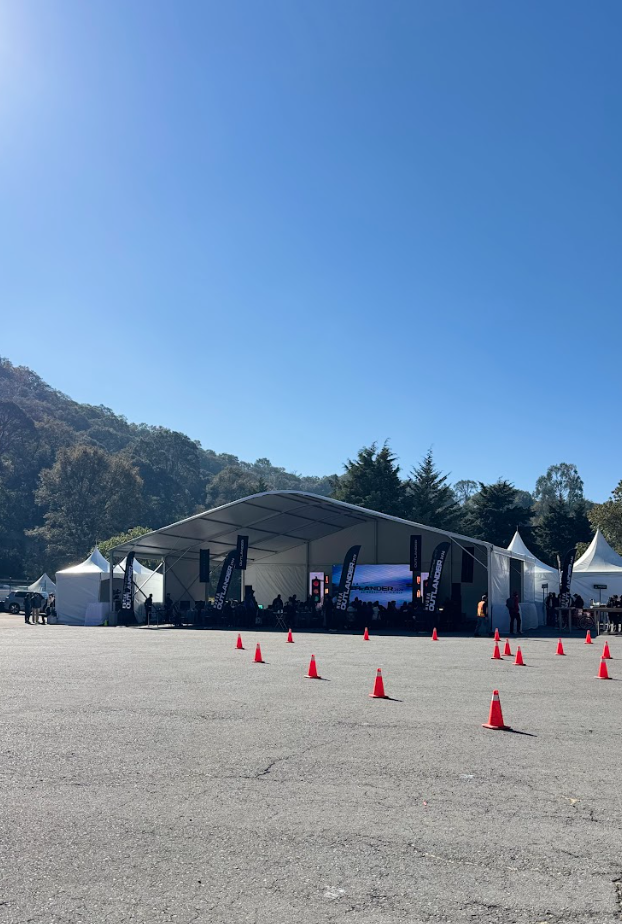 Carpa principal del circuito con conos de la pista