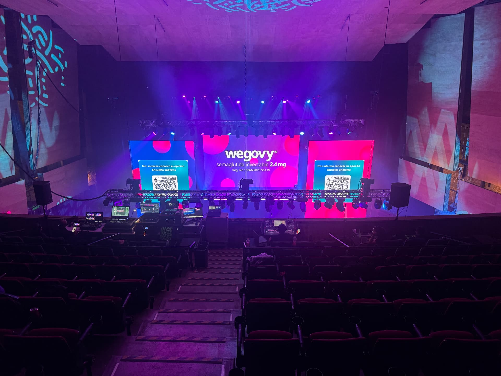 Wegovy — vista general del teatro y escenario LED