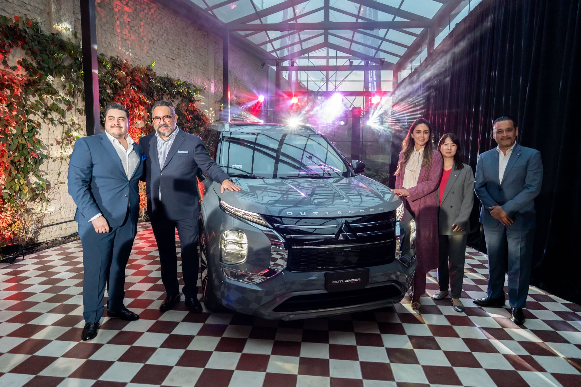 Directivos de Mitsubishi Motors junto al Outlander 2026