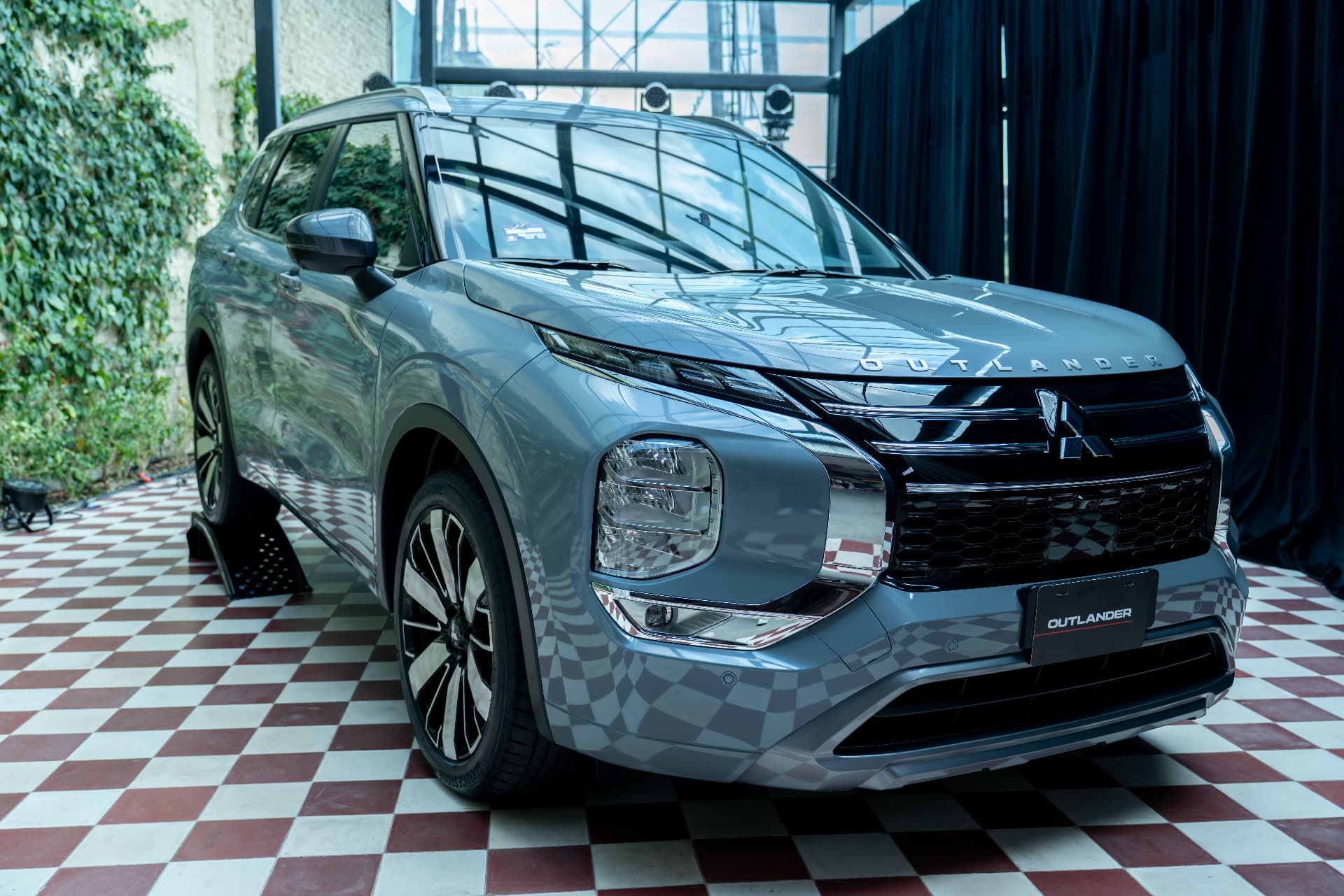 Outlander en exhibición sobre piso ajedrezado