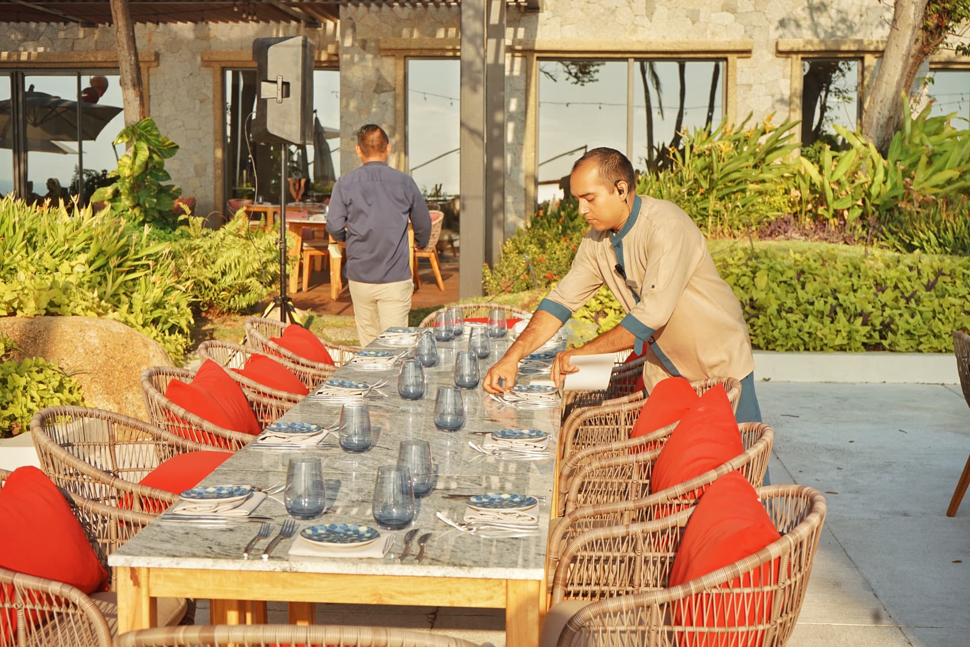 Montaje de mesa larga al aire libre para la cena