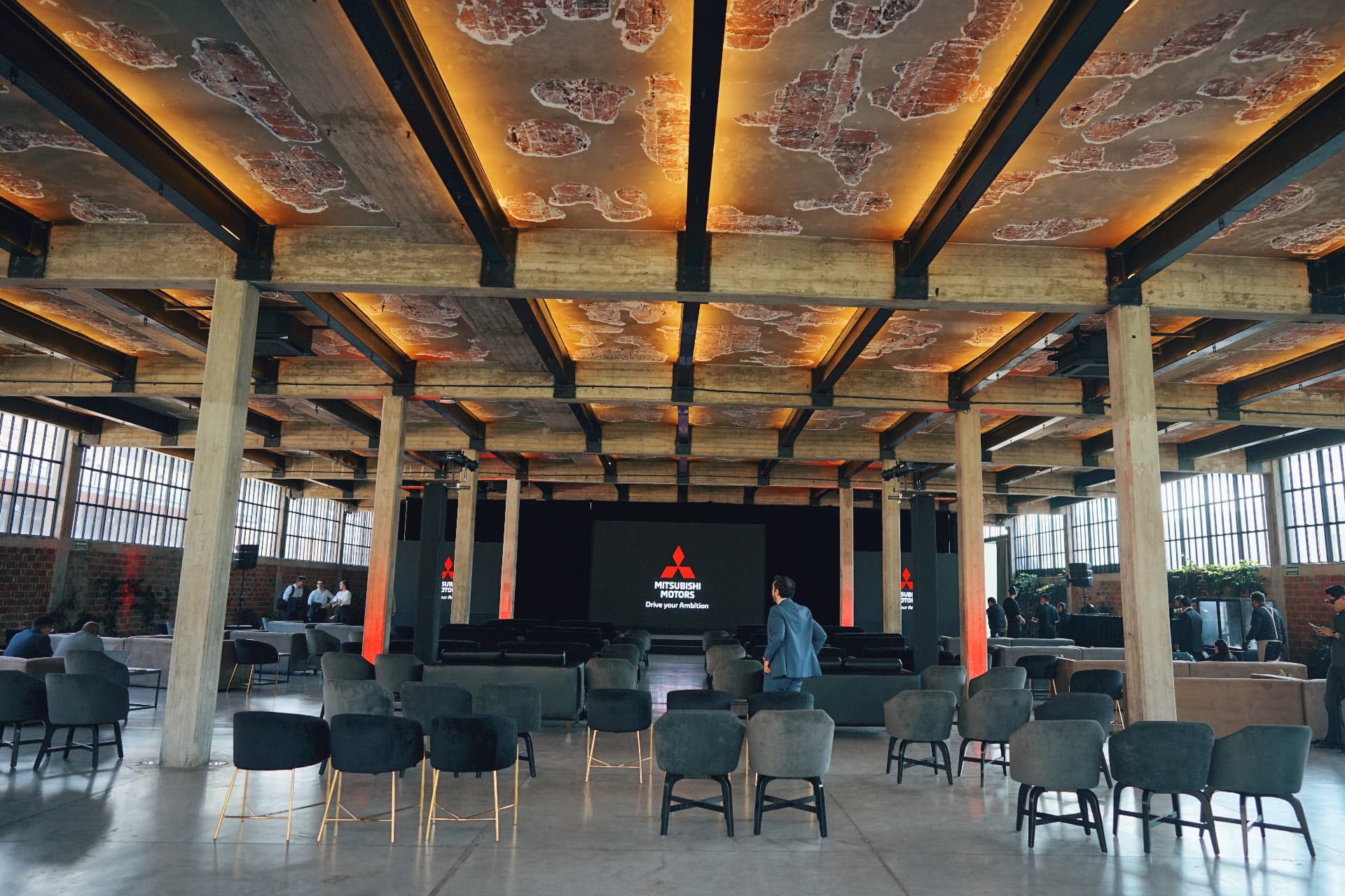 Montaje del salón con pantalla Mitsubishi Motors