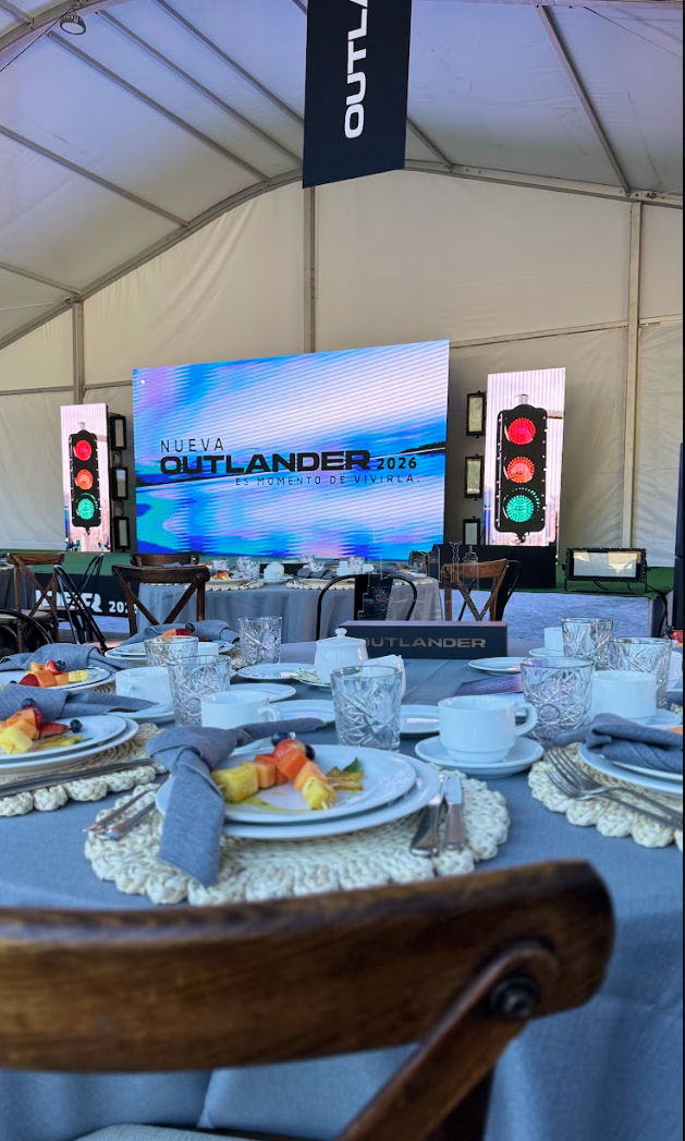 Pantalla y montaje de escenario Nueva Outlander 2026