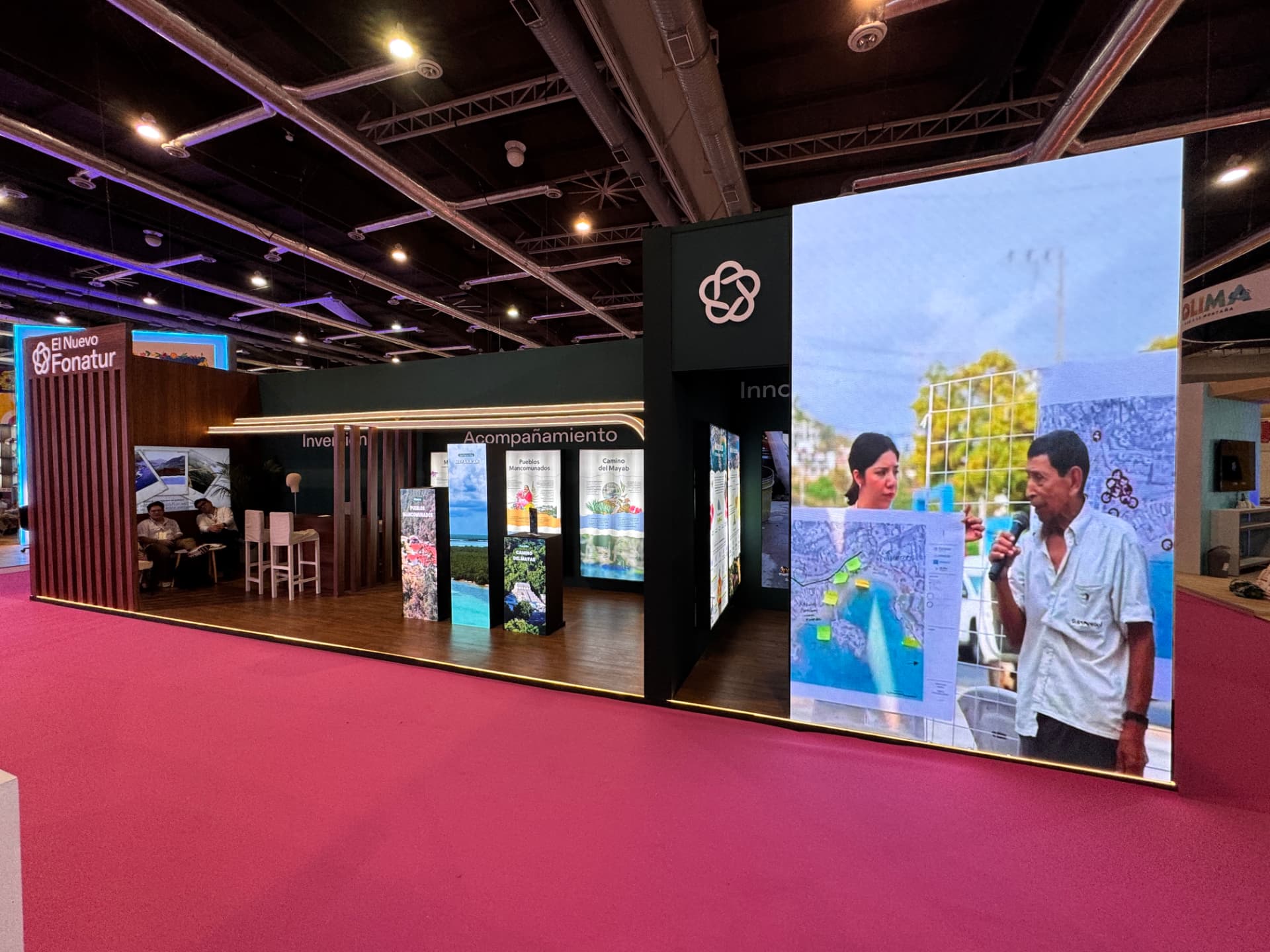 Pantalla interactiva con mapa de proyectos