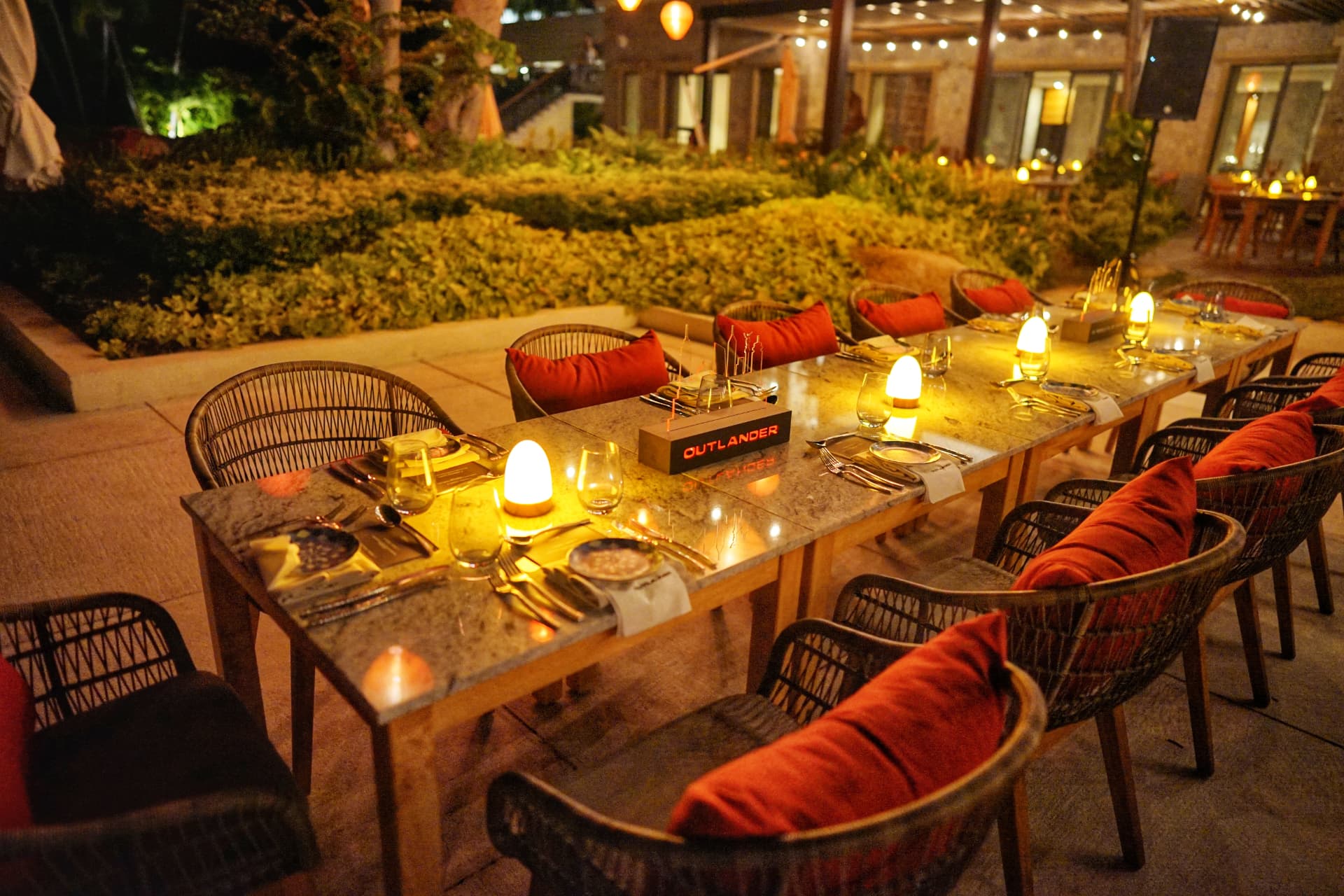 Cena Outlander — mesa lista para invitados