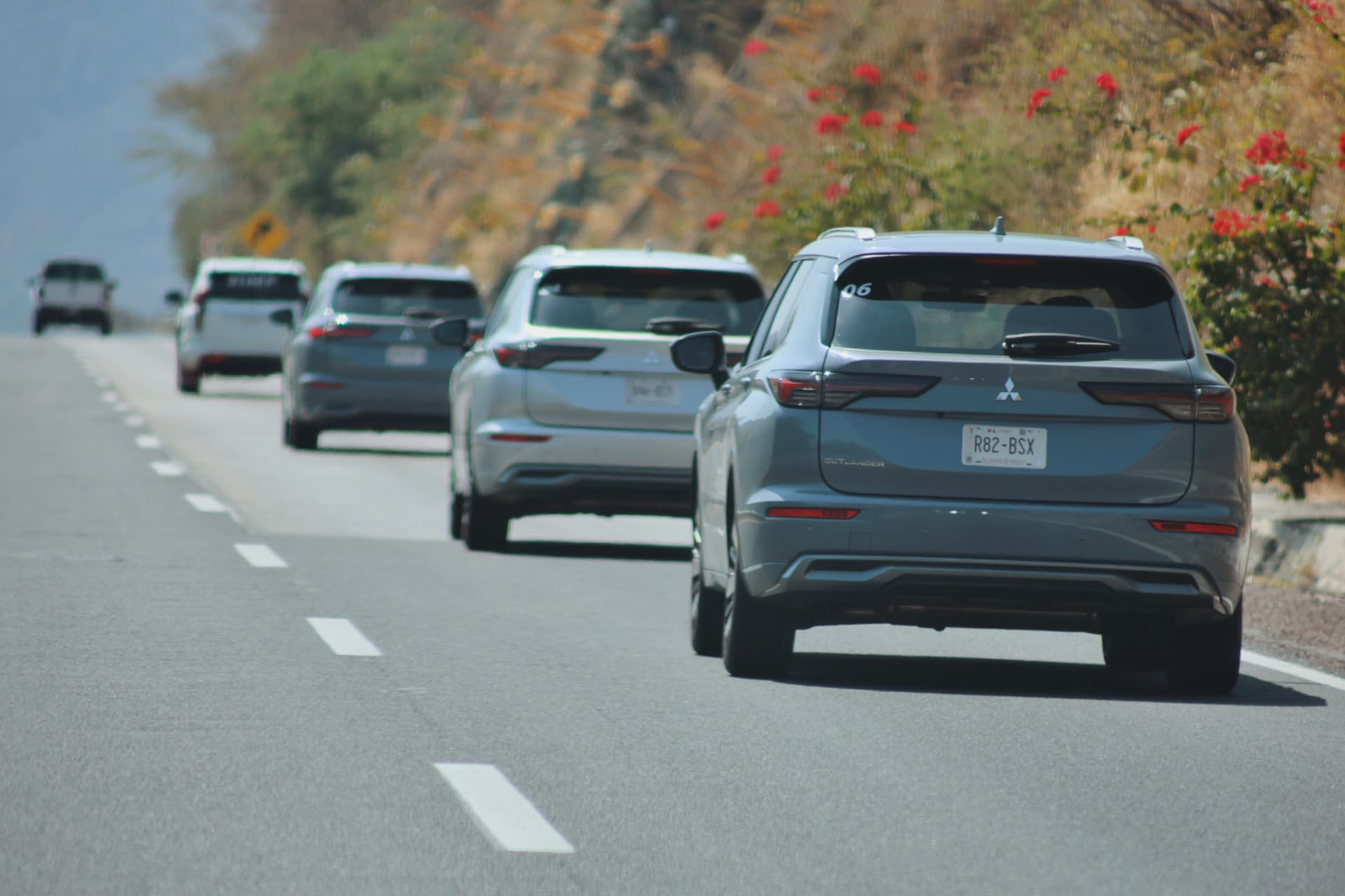 Caravana Outlander 2026 en carretera costera