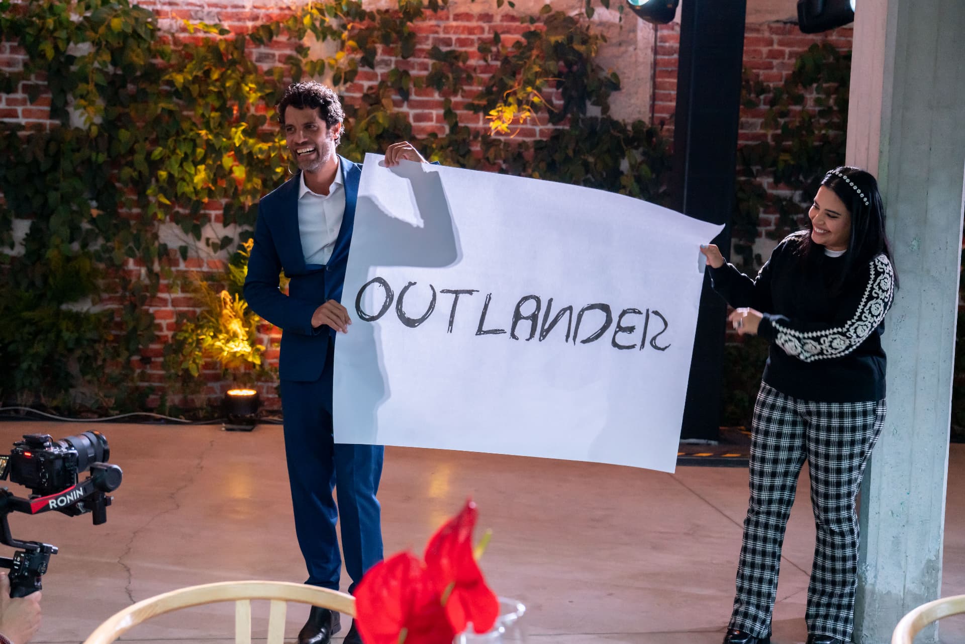 Presentación del rótulo Outlander frente a la prensa