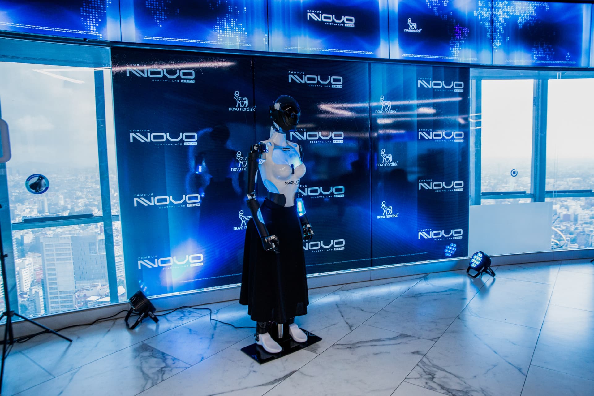 Robot humanoide frente al backdrop Campus Novo