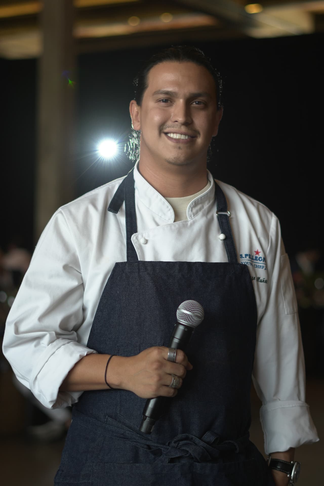 Chef anfitrión presentando el menú