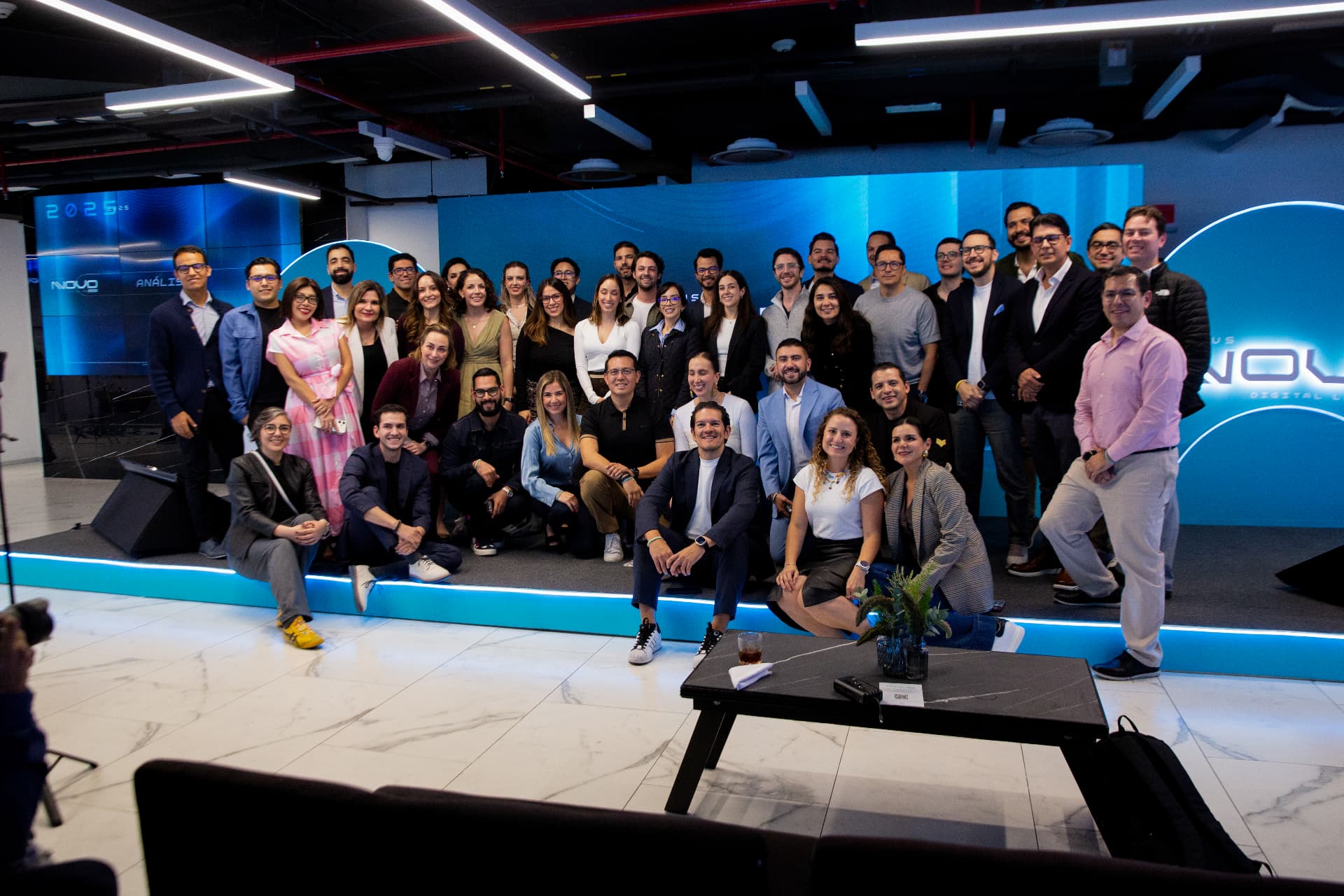 Foto grupal de todos los asistentes en el escenario