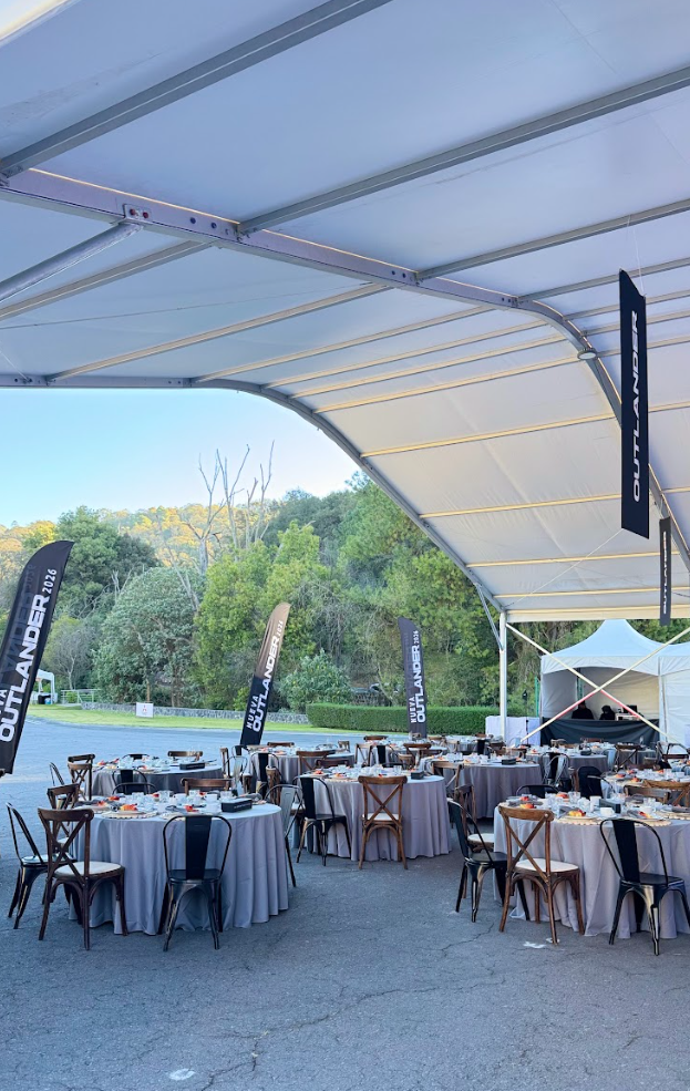 Carpa de hospitalidad con banderas Outlander 2026
