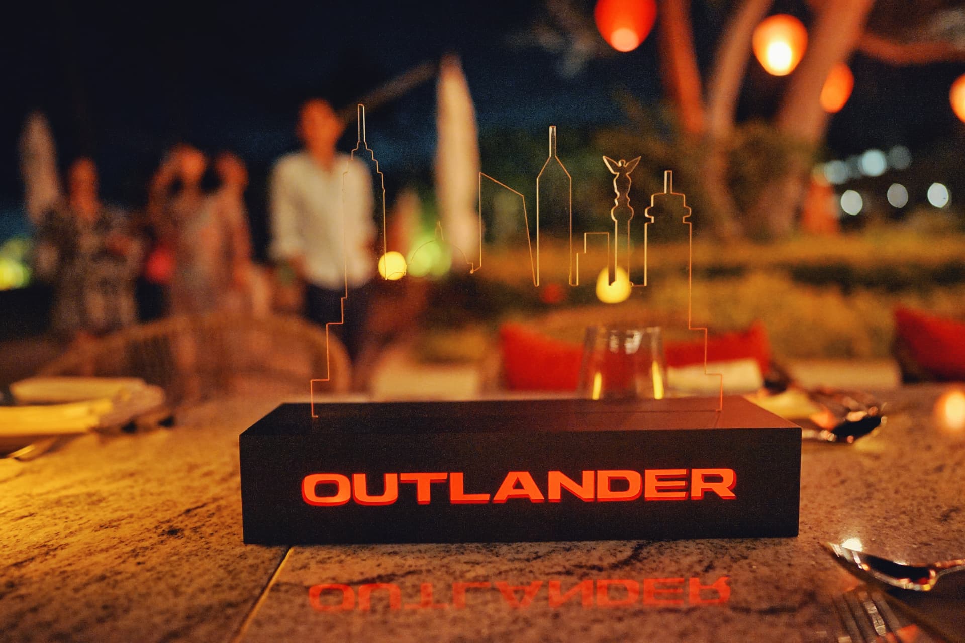 Centro de mesa iluminado con logo Outlander