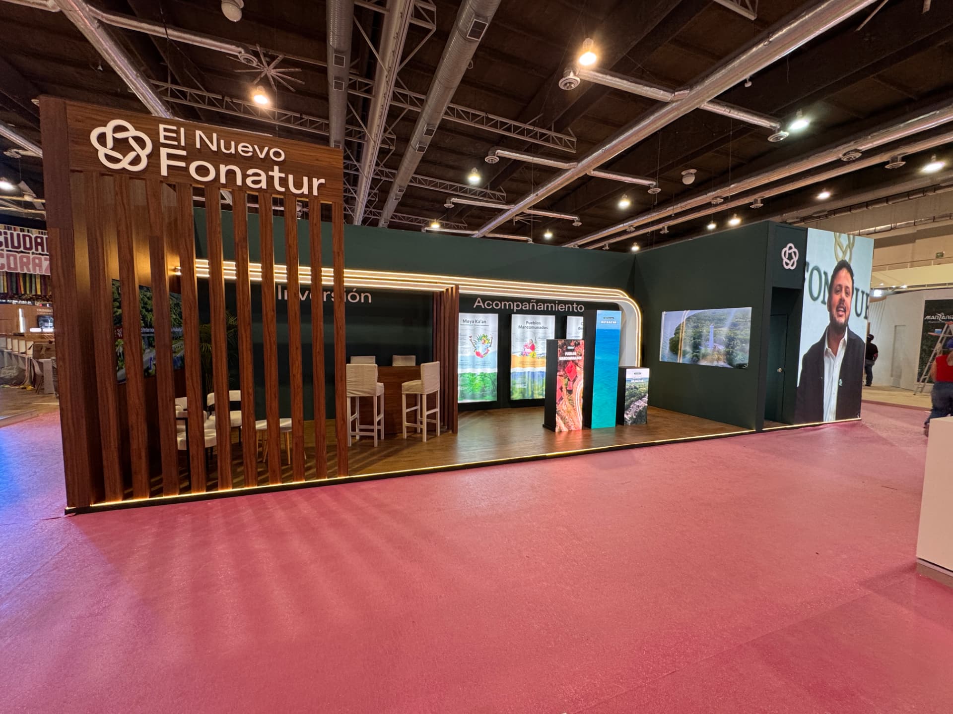 Stand El Nuevo Fonatur en perspectiva lateral