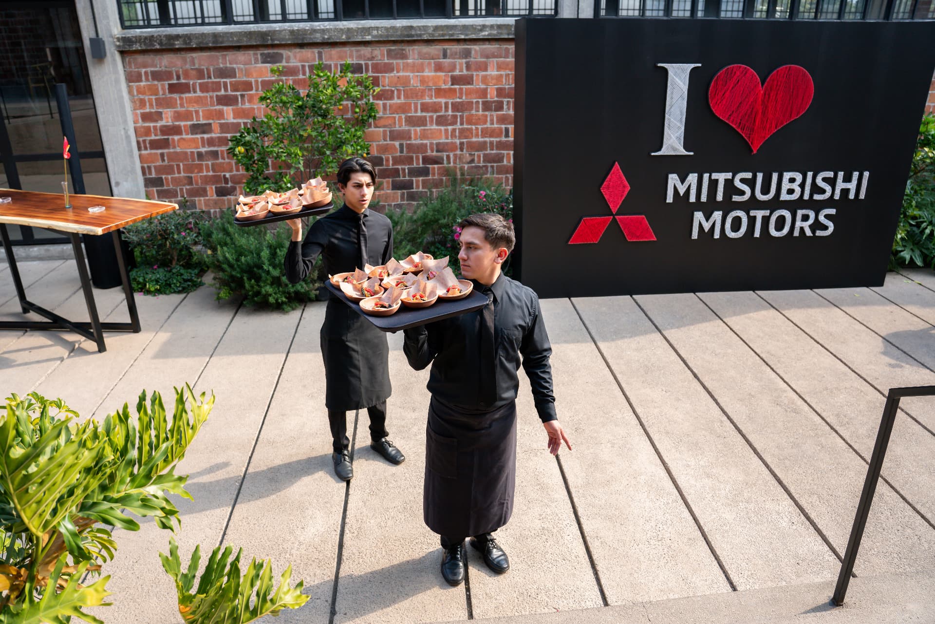 Servicio con el mural I ♥ Mitsubishi Motors al fondo