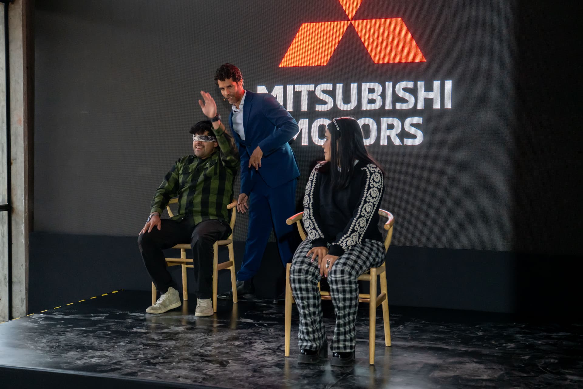 Dinámica de mentalismo sobre el escenario Mitsubishi