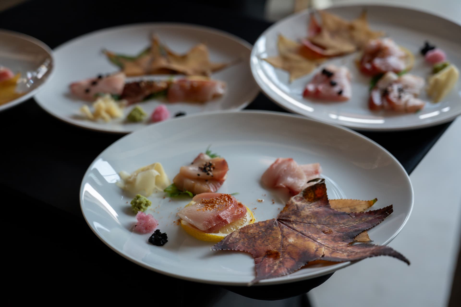 Tiempo de sashimi emplatado con hoja de otoño