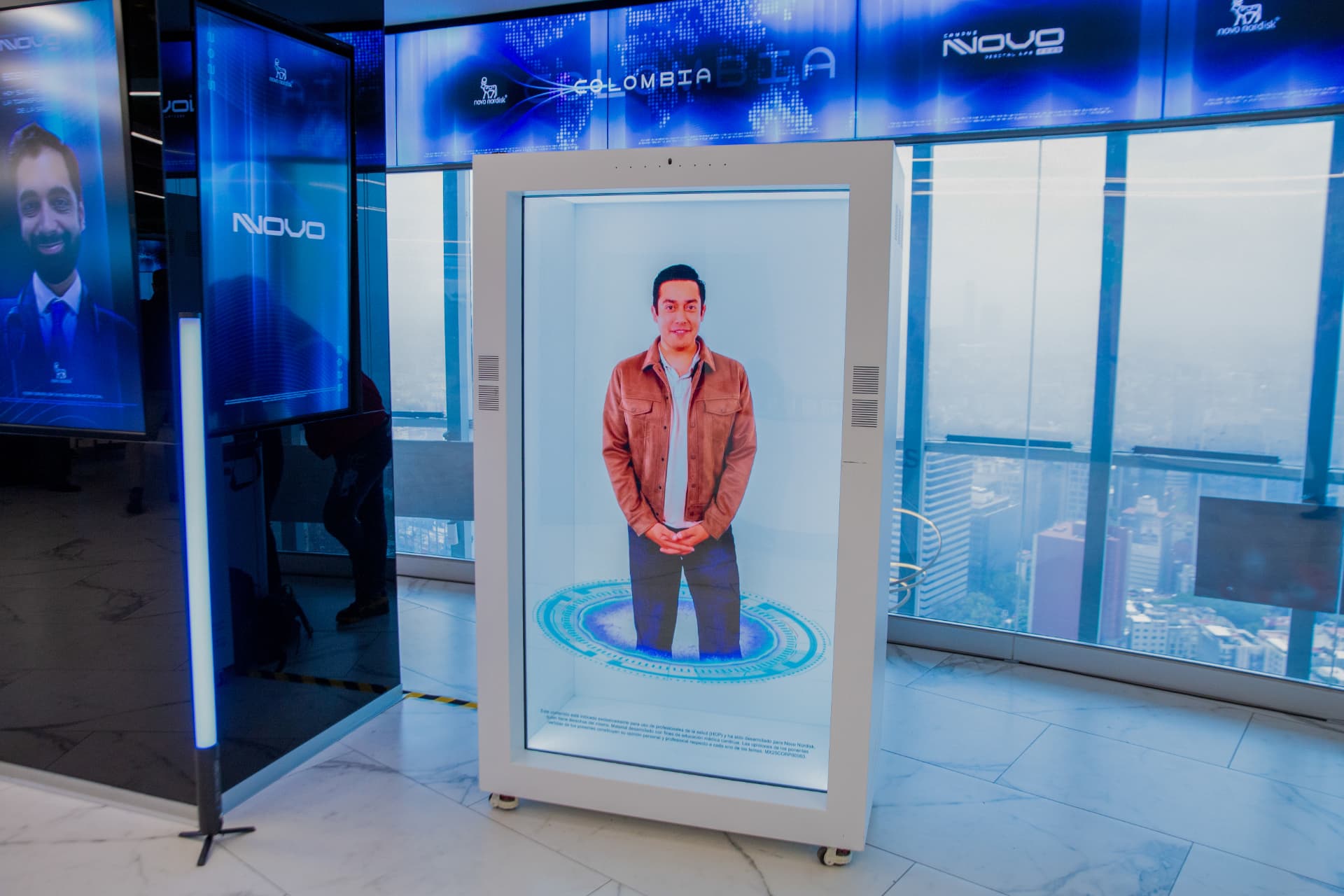 Vitrina holográfica con ponente digital