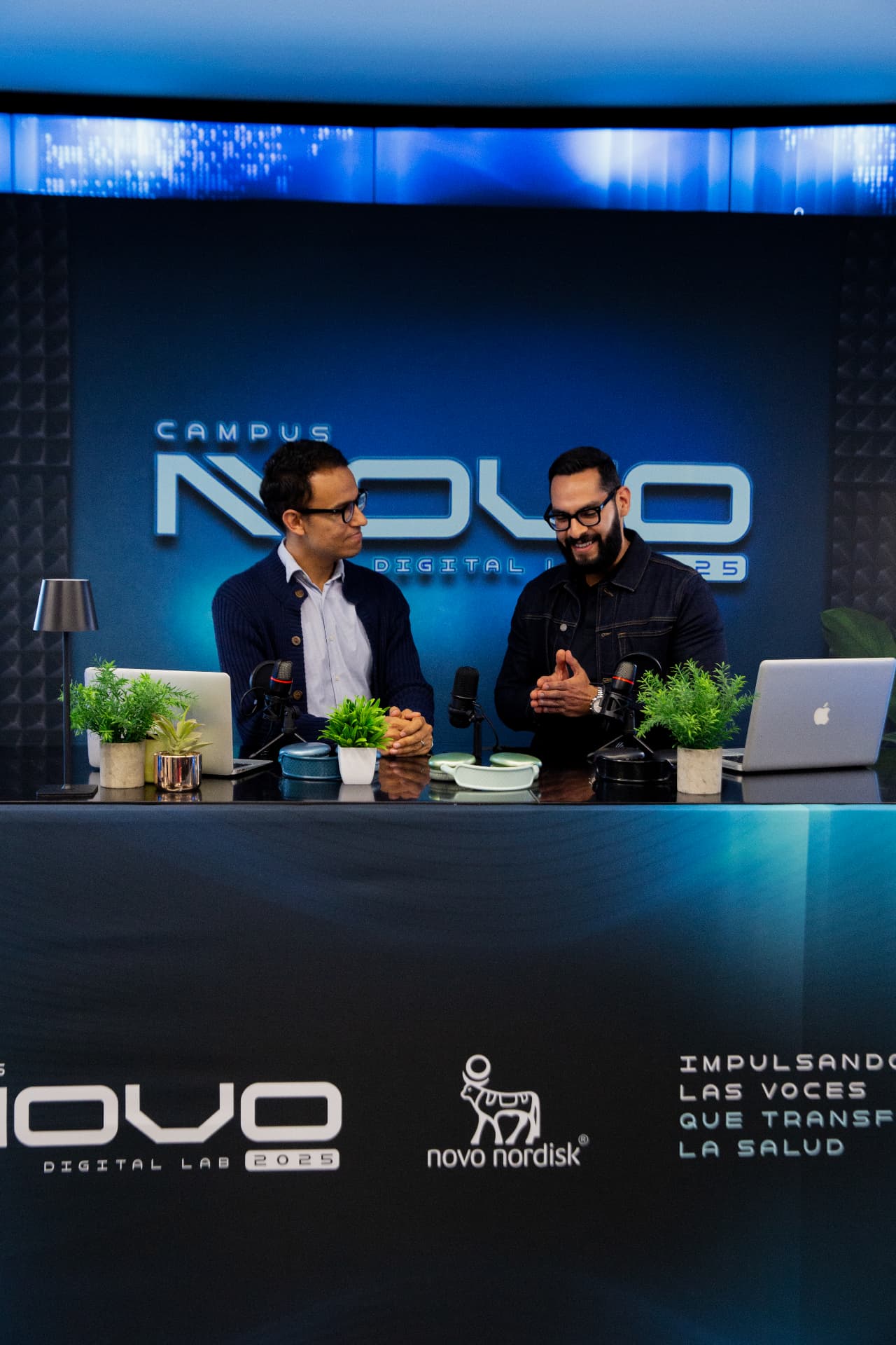 Dos ponentes conversando en el set de podcast