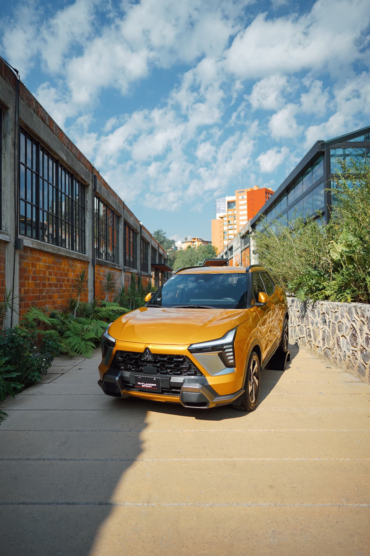 Mitsubishi Outlander Sport en el acceso al recinto