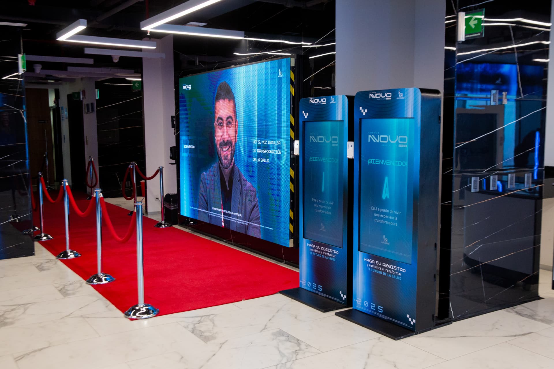 Alfombra roja y tótems de registro Campus Novo