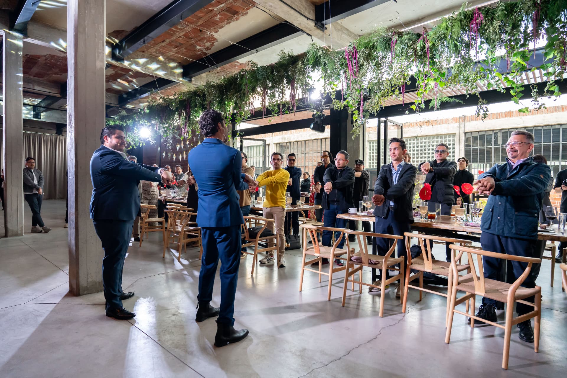 Dinámica de integración con invitados en el salón
