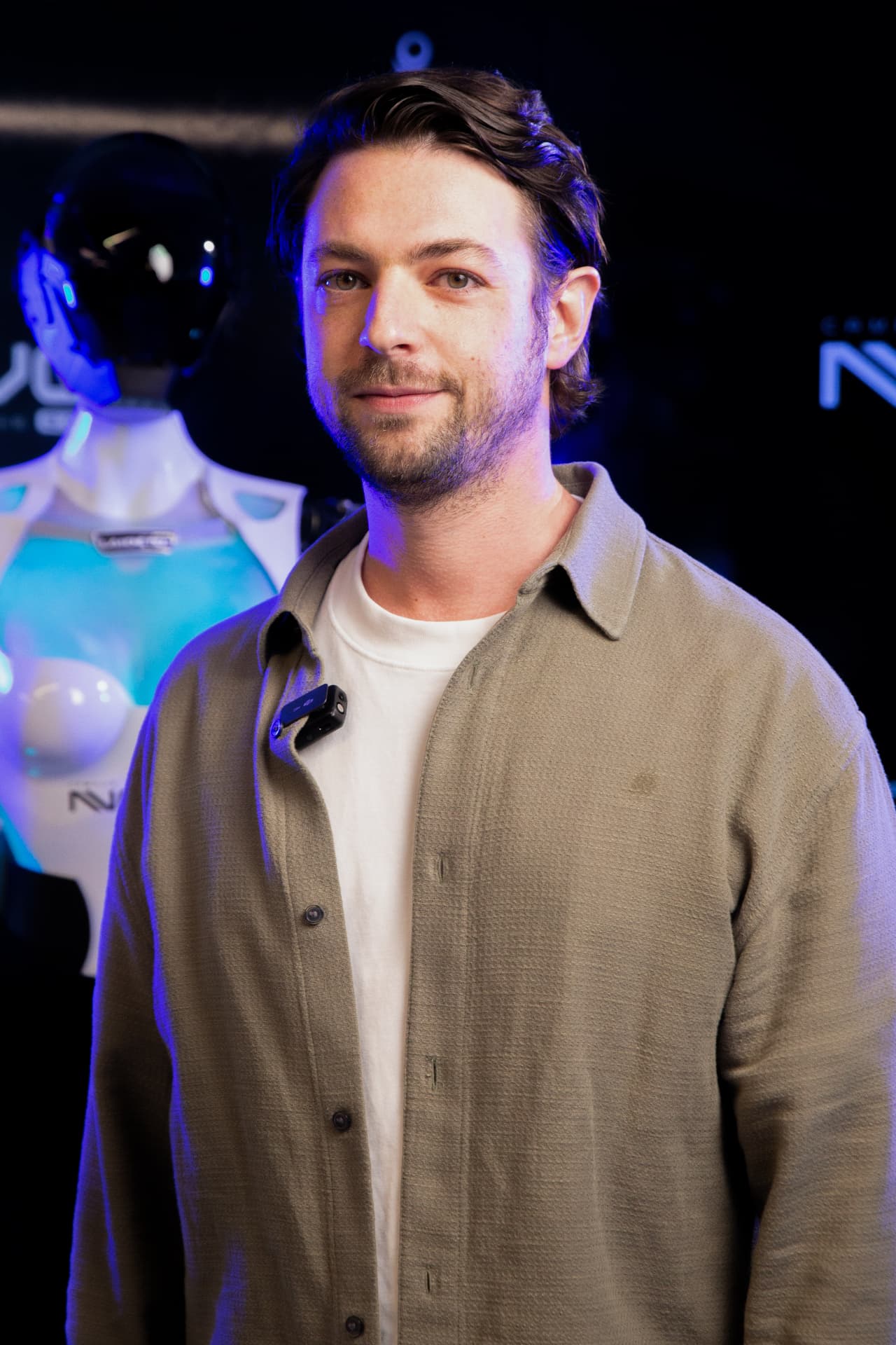Invitado posando junto al robot humanoide