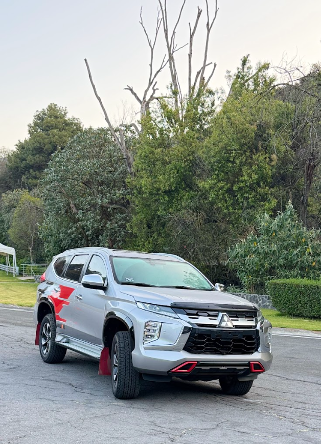 Unidad Mitsubishi plata lista para la prueba de manejo