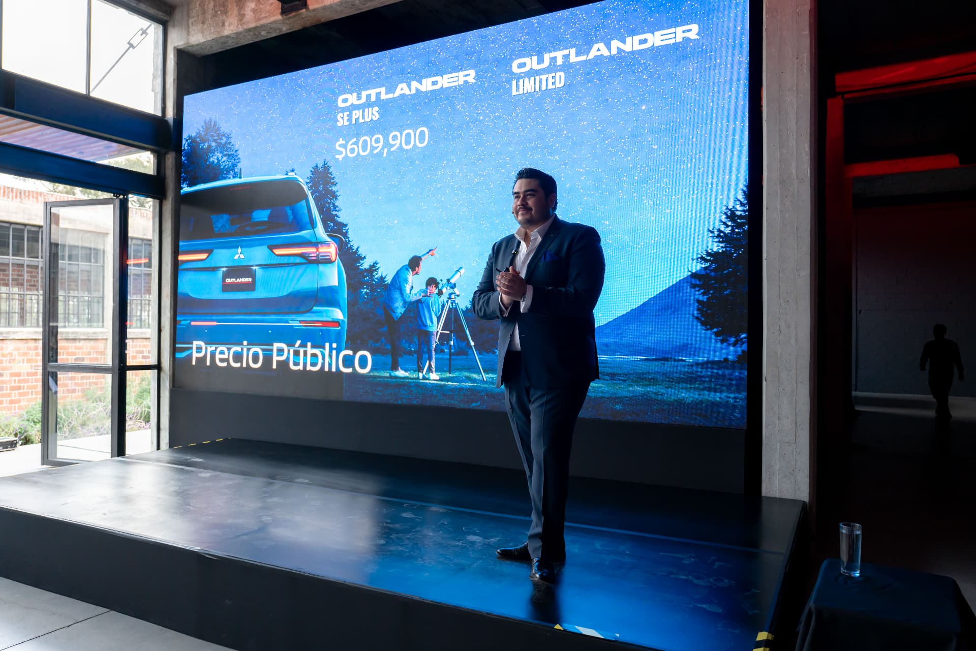Presentación de precios del Outlander 2026 en escenario