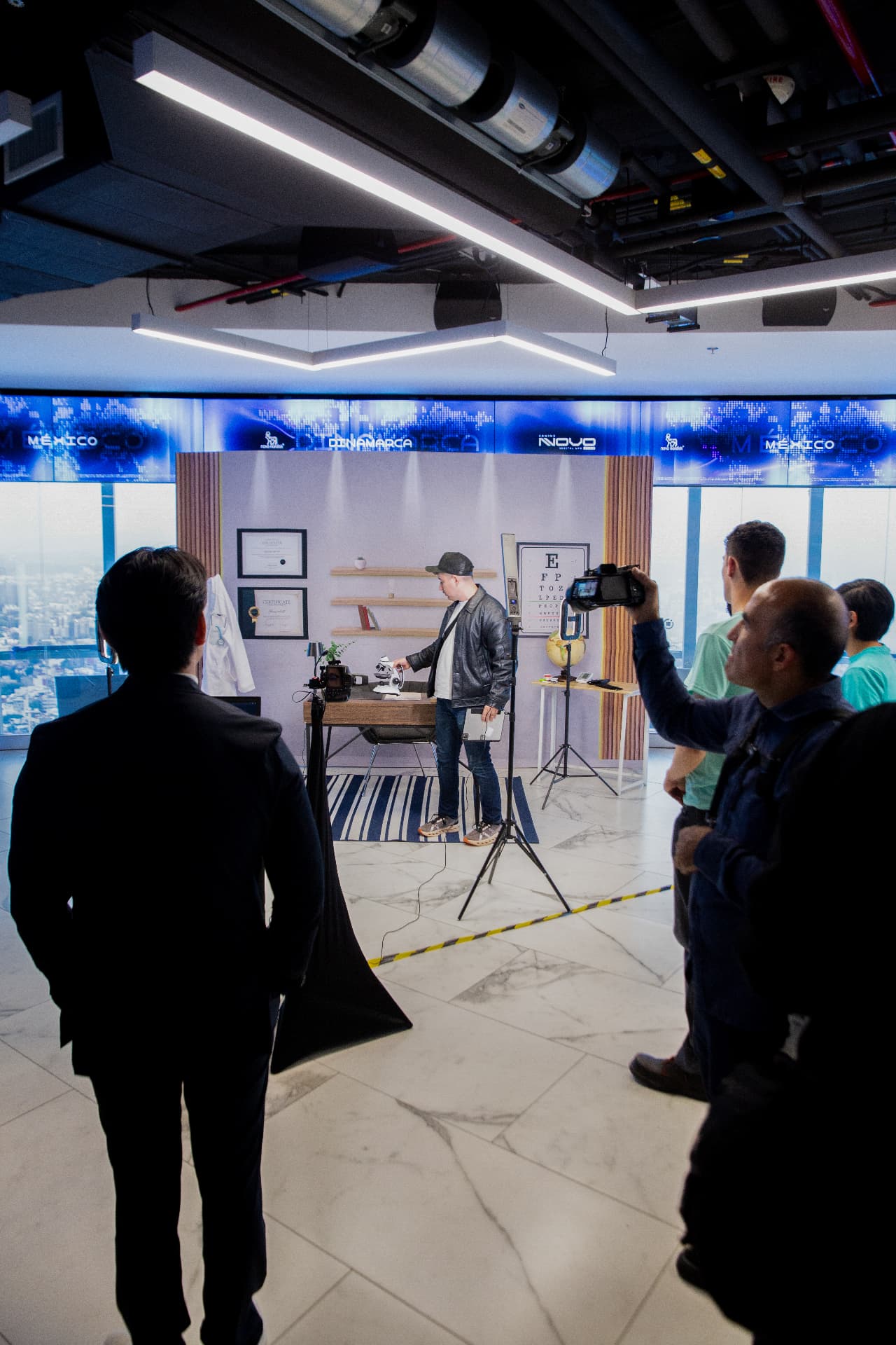 Equipo de producción grabando en el set de consultorio