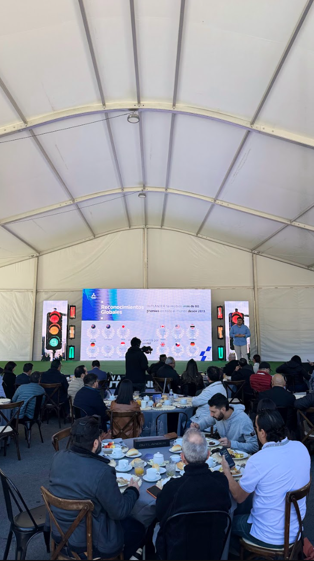 Reconocimientos globales Outlander en pantalla LED