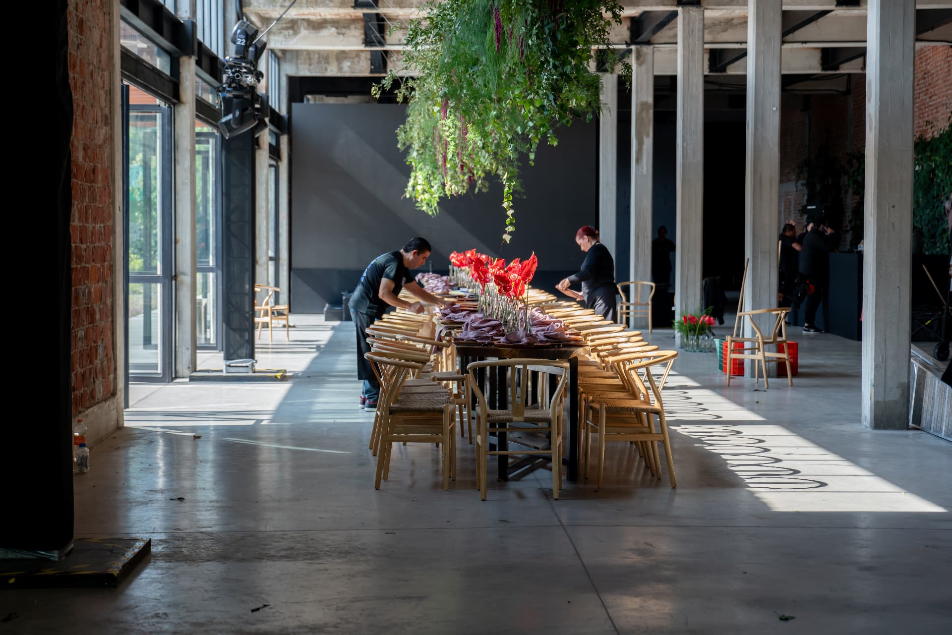 Montaje de la mesa larga en el salón industrial