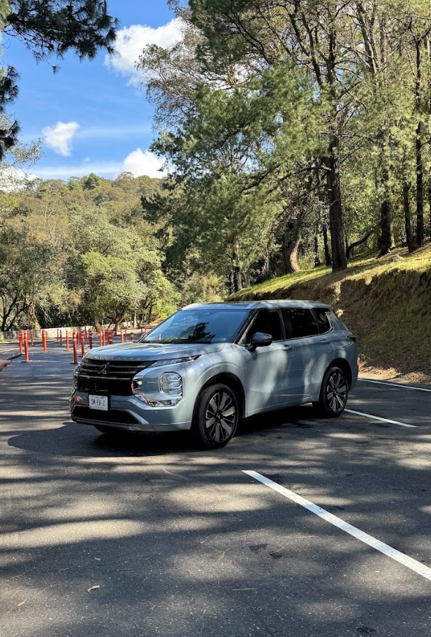Outlander 2026 plata estacionada en la pista