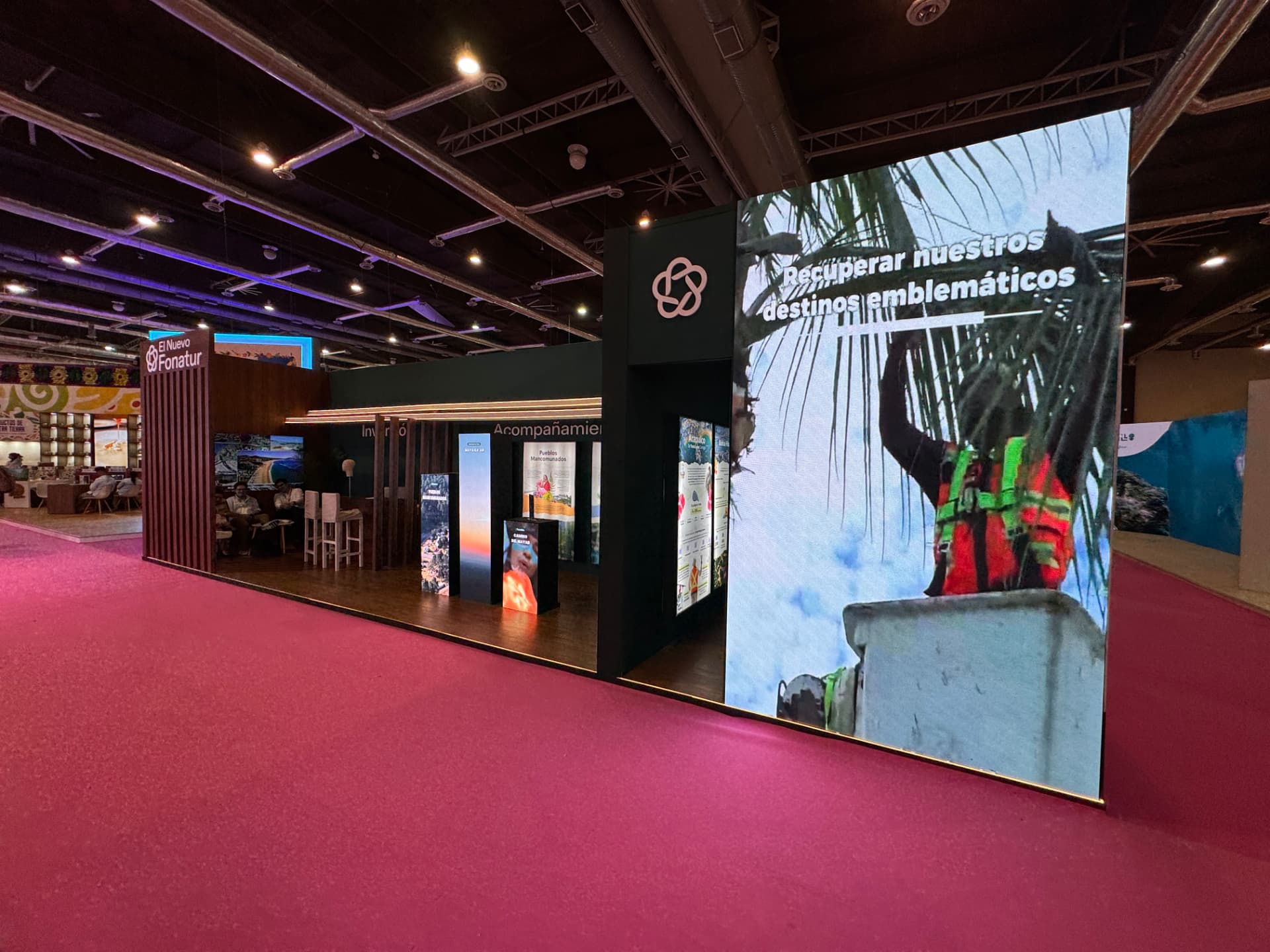 Pantalla de destinos emblemáticos en el stand