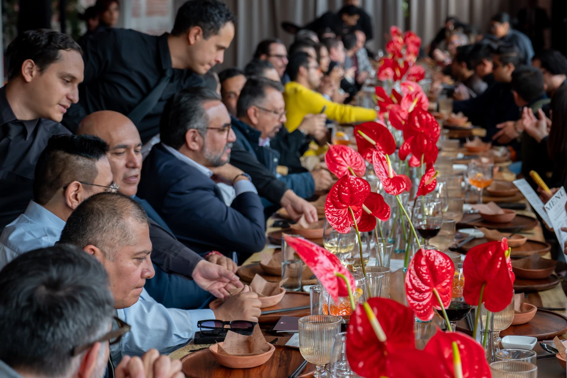 Prensa e invitados durante la comida